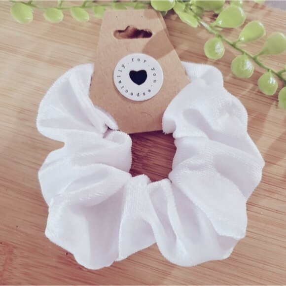 New White Velvet Scrunchie - Picture 4 of 4